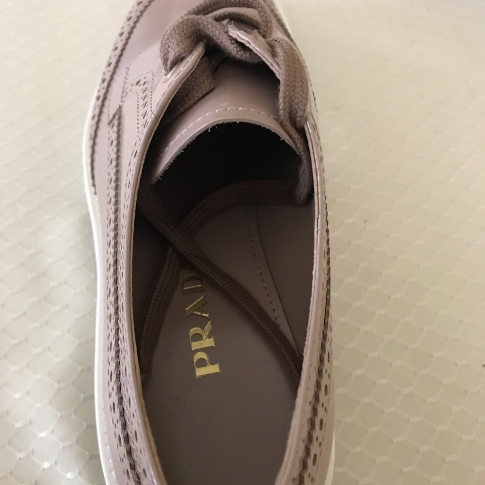 Prada woman's shoes. - Picture 3 of 4